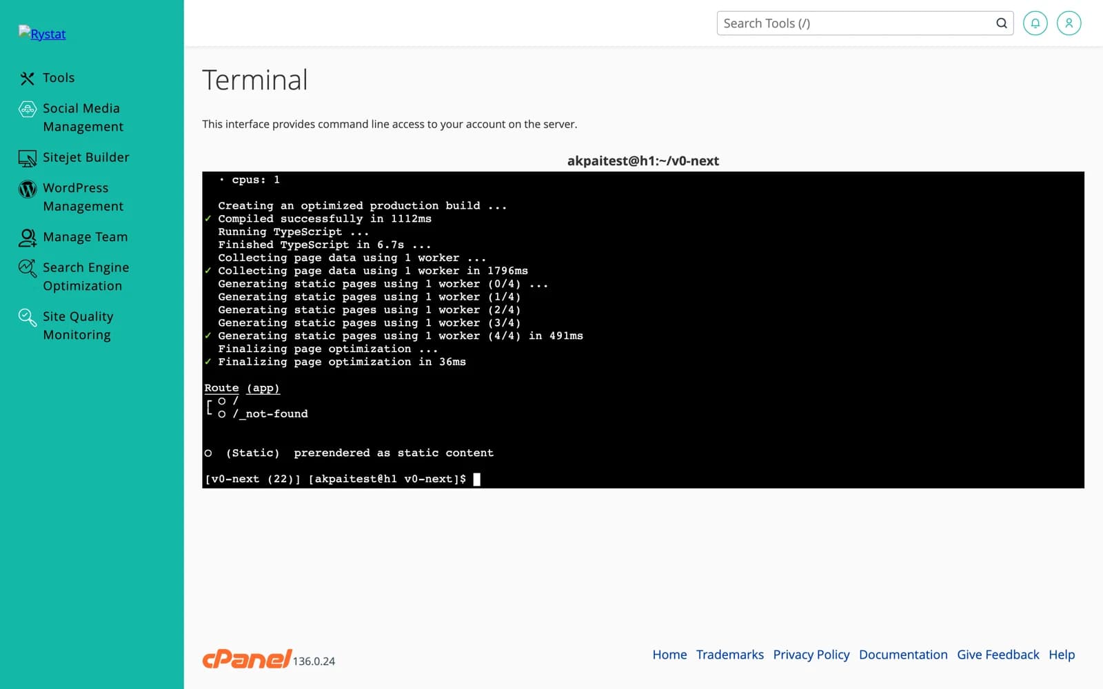 cPanel Terminal ekranında npm run build çıktısı: Compiled successfully, 1 worker ile statik sayfalar üretildi, cpus: 1 ayarı görünüyor